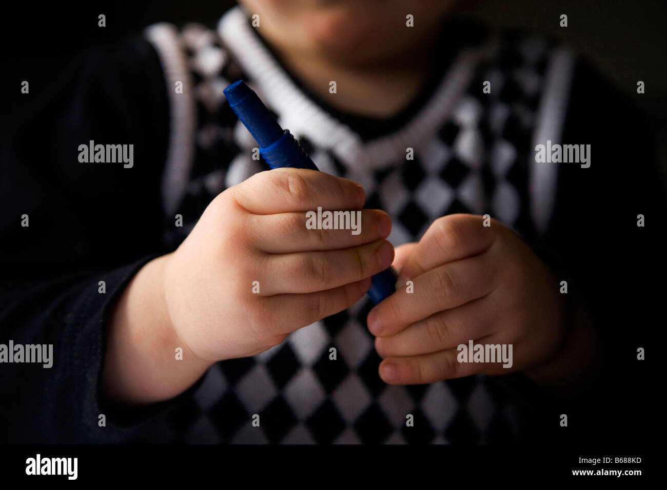 Nahaufnahme eines kleinen Jungen mit einem Stift Stockfoto