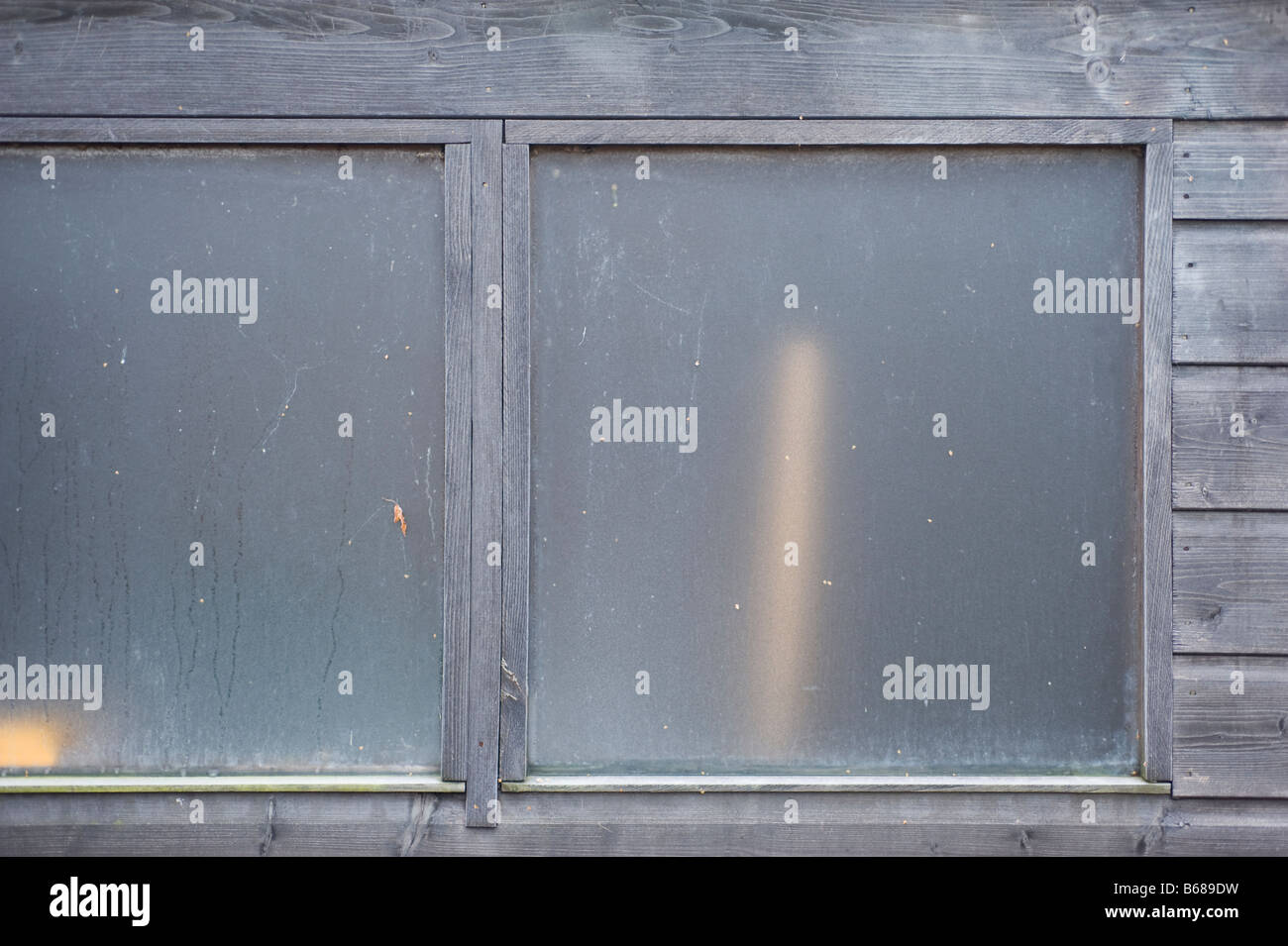 Gartenhaus Fenster im Winterfrost Stockfoto