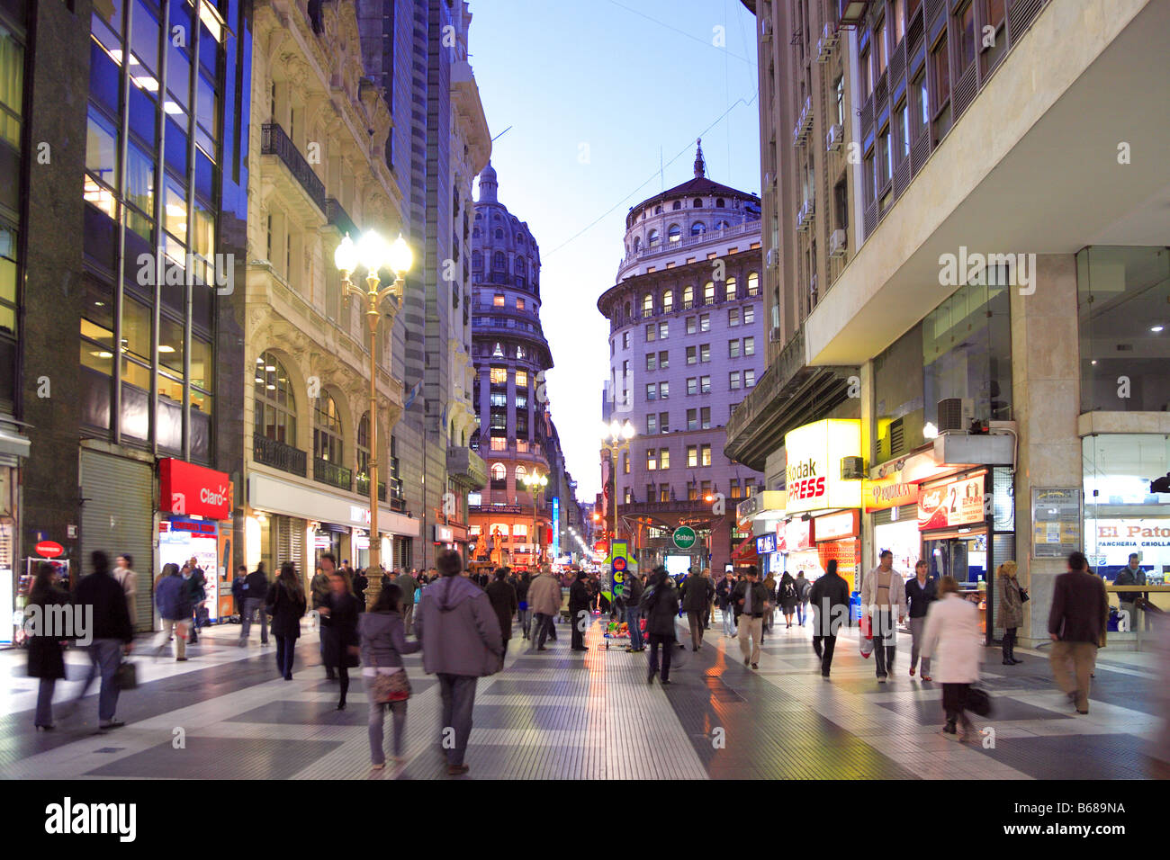 "Diagonal Norte" Avenue und Florida (Fußgängerzone) St. Kreuzung, bei Sonnenuntergang. Buenos Aires, Argentinien Stockfoto
