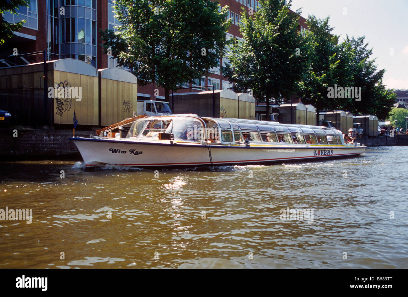 Tourenboot auf den Kanälen von Amsterdam Stockfoto