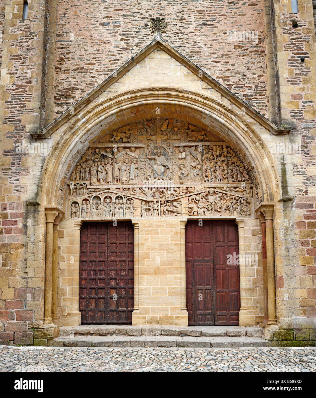 Romanische Skulptur, Stein geschnitzten Flachrelief auf Portal der Abtei Sainte Foy Kirche (1124), Conques, Frankreich Stockfoto
