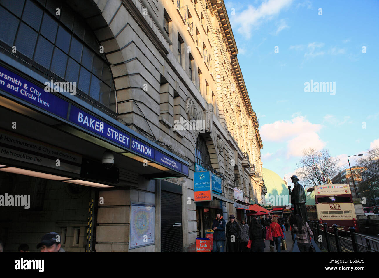 Großbritannien London Marylebone Road eine Statue von Sherlock Holmes außerhalb Baker street u-Bahnstation Stockfoto