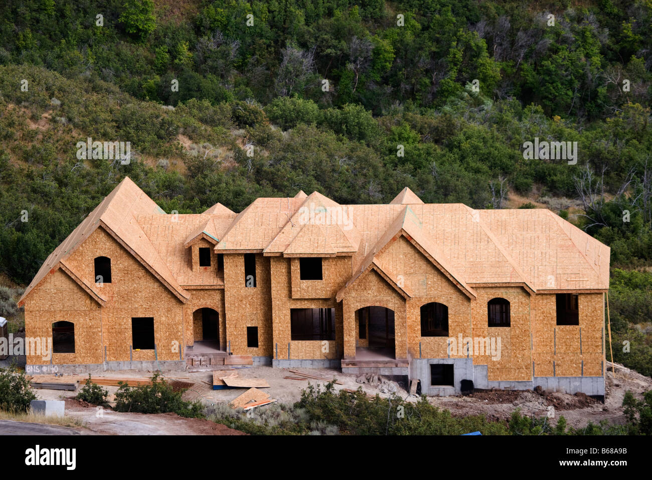 Eine unvollendete McMansion an der städtischen Wildland-Schnittstelle Stockfoto