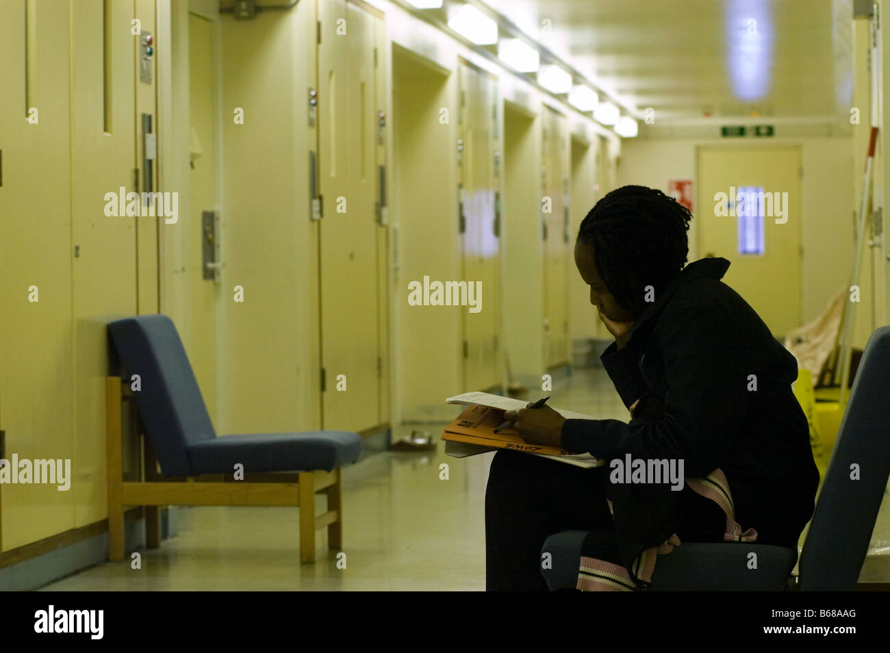 Zivile Arbeiten im Korridor in einem Gefängnis Stockfoto