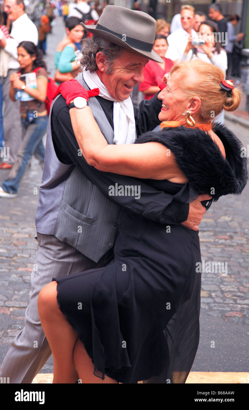 Alten Tangotänzer ("Pochi y Osvaldo") bei einer street Performance in San Telmo Messe. San Telmo, Buenos Aires, Argentinien Stockfoto