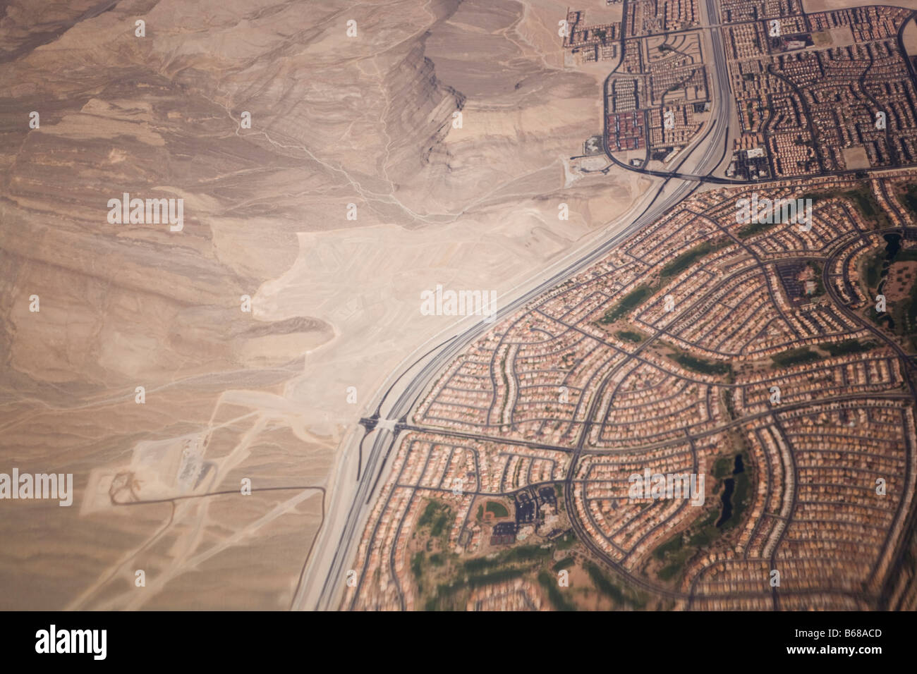 Blick aus einem Flugzeug der Wüste und am Rand der Stadt Las Vegas. Stockfoto