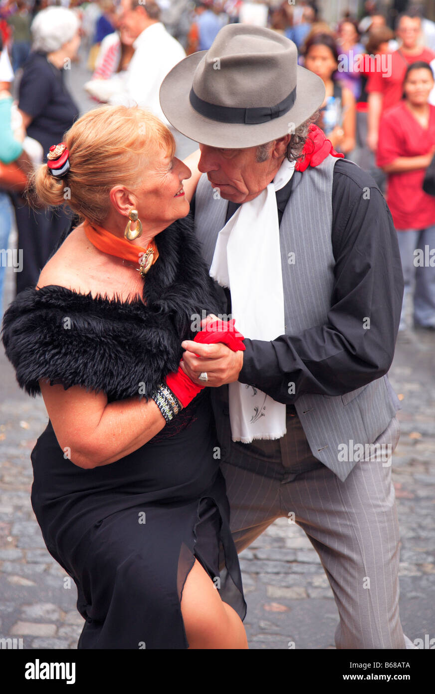Alten Tangotänzer ("Pochi y Osvaldo") bei einer street Performance in San Telmo Messe. San Telmo, Buenos Aires, Argentinien Stockfoto