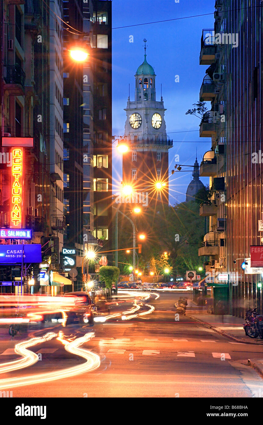 "Monumentale Turm" von Downtown Street in der Dämmerung zu sehen. Innenstadt, Buenos Aires, Argentinien. Stockfoto