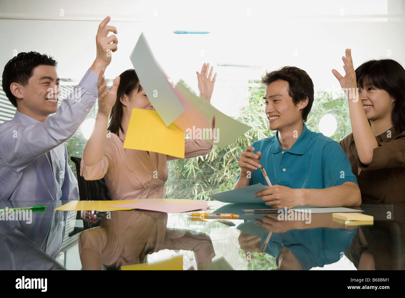 Büroangestellte mit Papeterien in einem Büro zu spielen Stockfoto