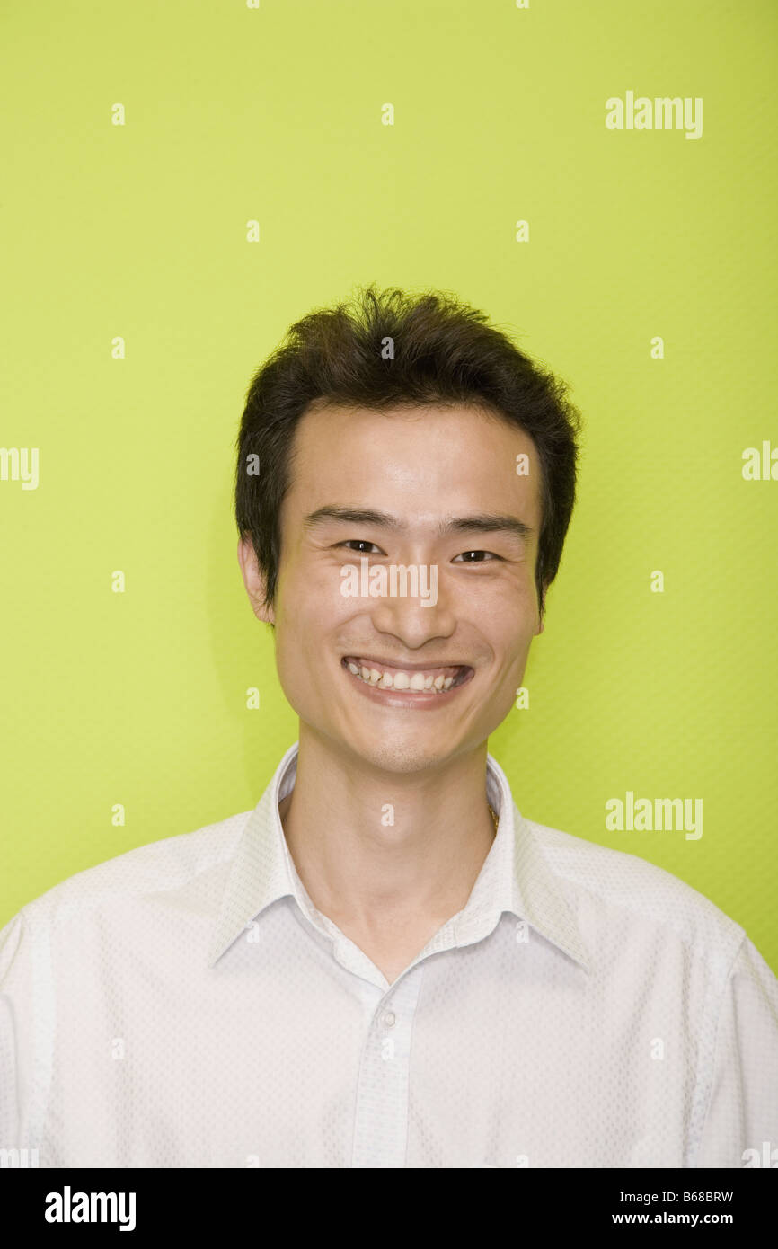 Porträt eines jungen Mannes lächelnd Stockfoto