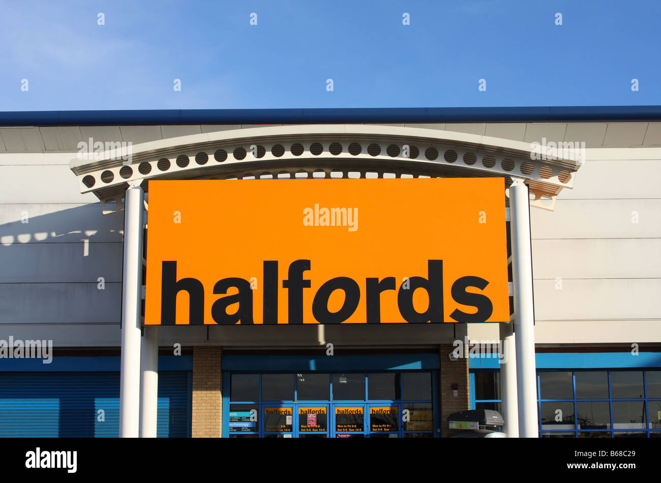 Halfords Verkaufsstelle auf einem Retail Park, Nottinghamshire, England, U.K Stockfoto