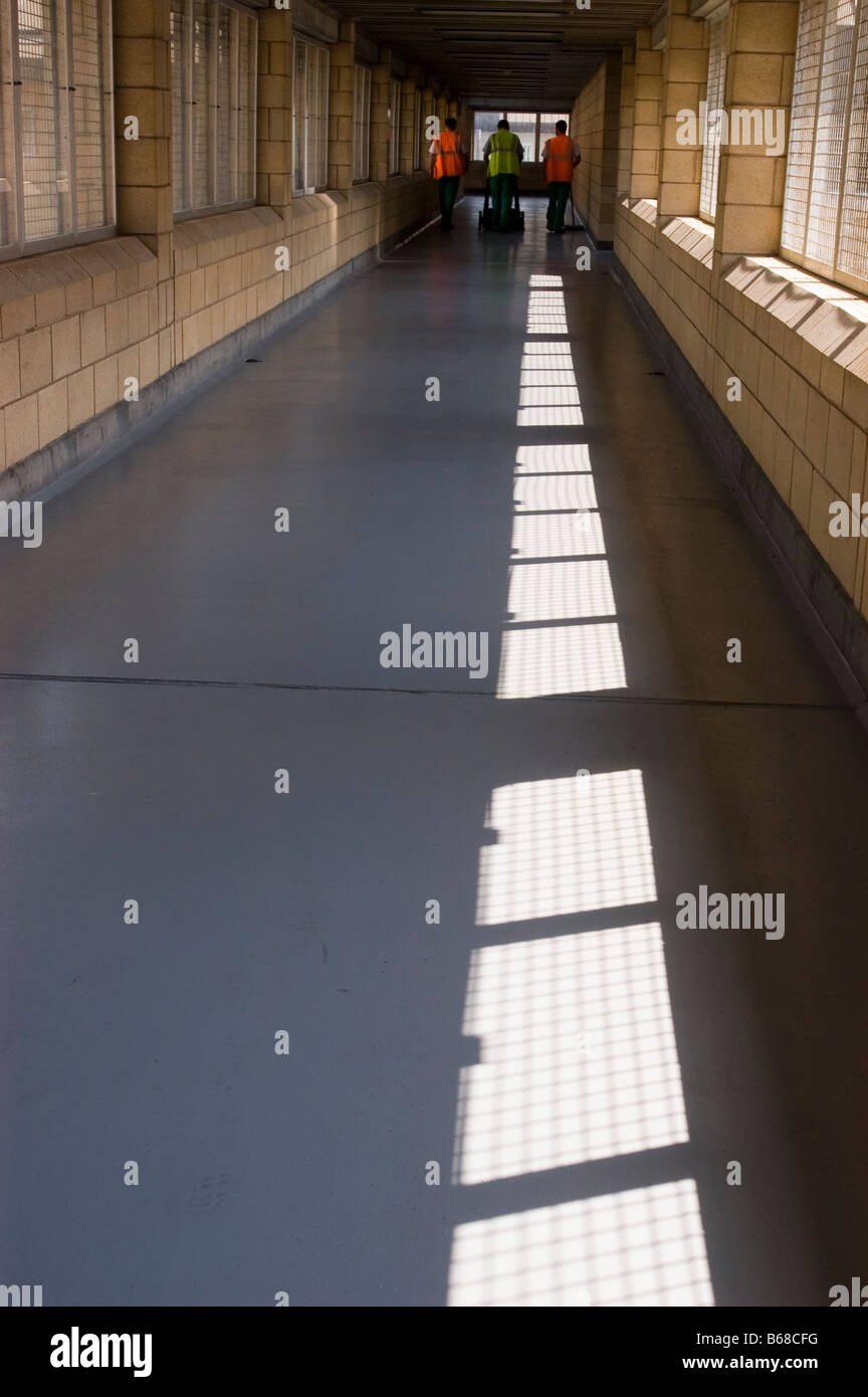 Rückansicht des aus Fokus Gefangenen Reinigung einen Korridor. Stockfoto