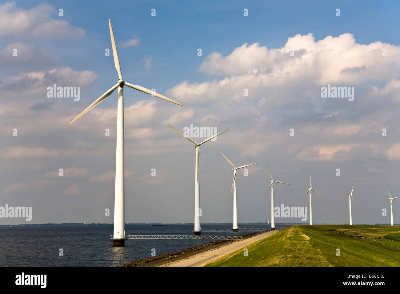 Bauernhof Windkraftanlagen am Deich Niederlande Stockfoto