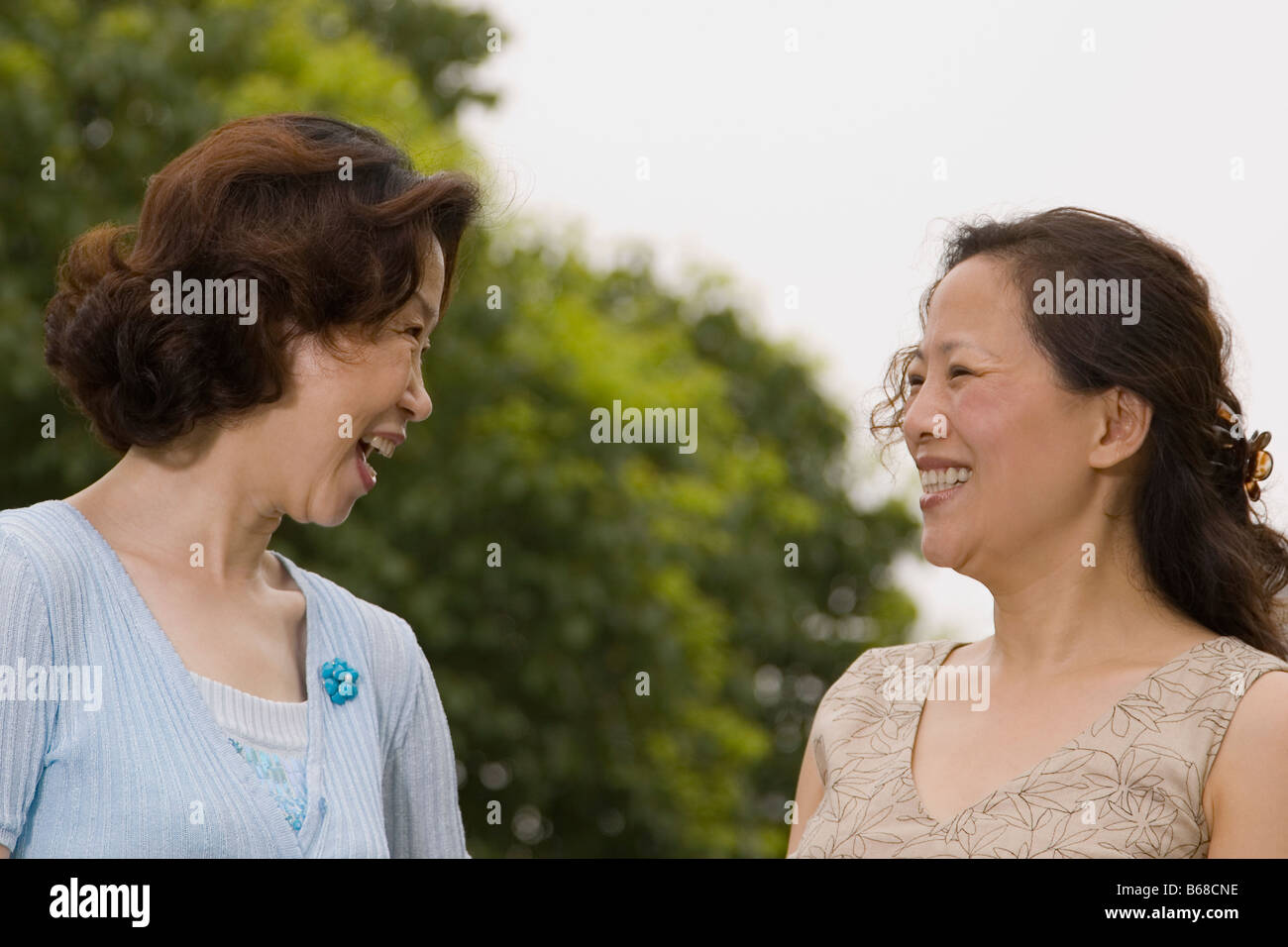 Zwei Reife Frauen sahen einander und lächelnd in Nahaufnahme Stockfoto