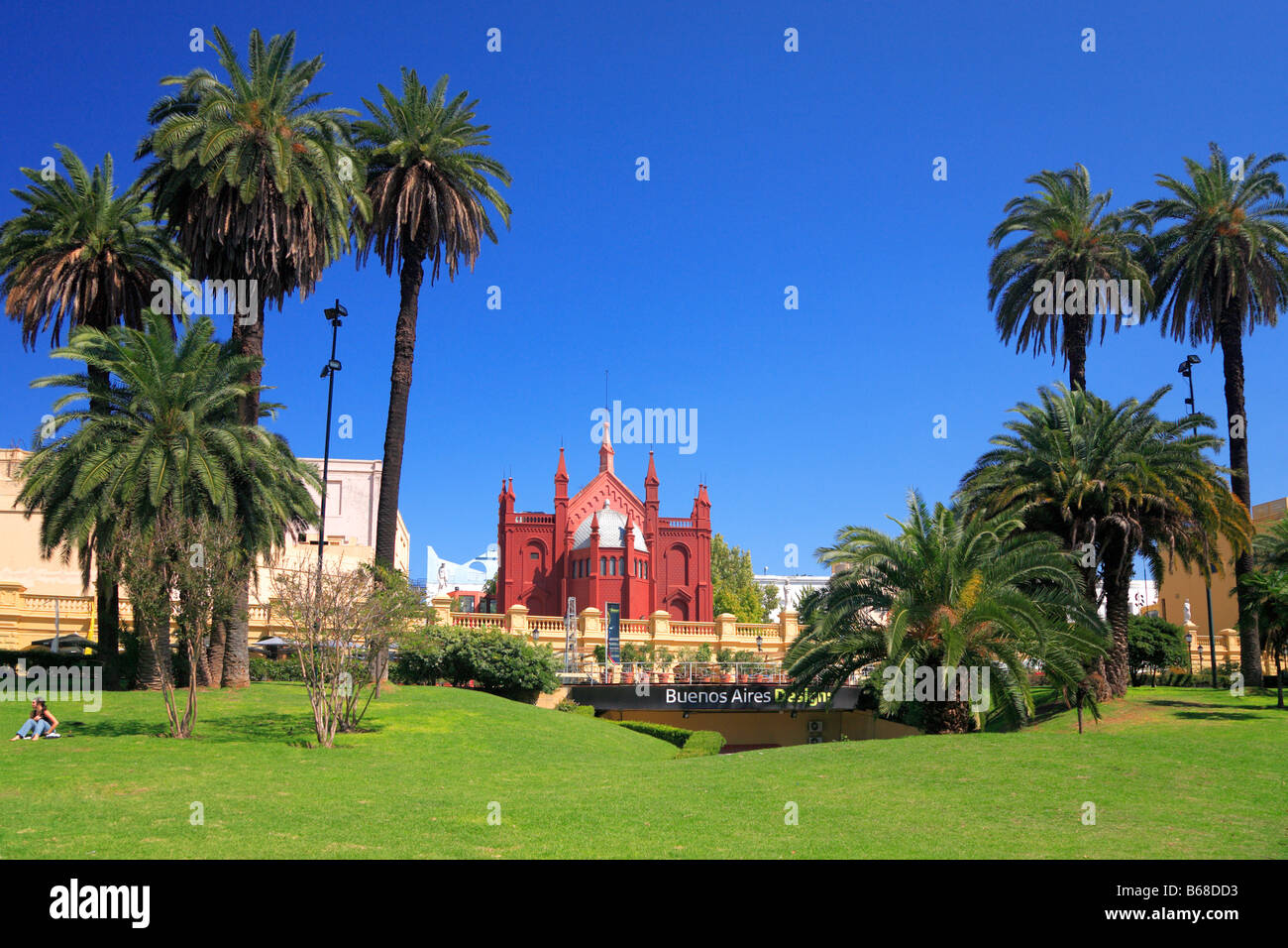 Recoleta Kulturzentrum mit Rasen und Palmen, Buenos Aires, Argentinien Stockfoto