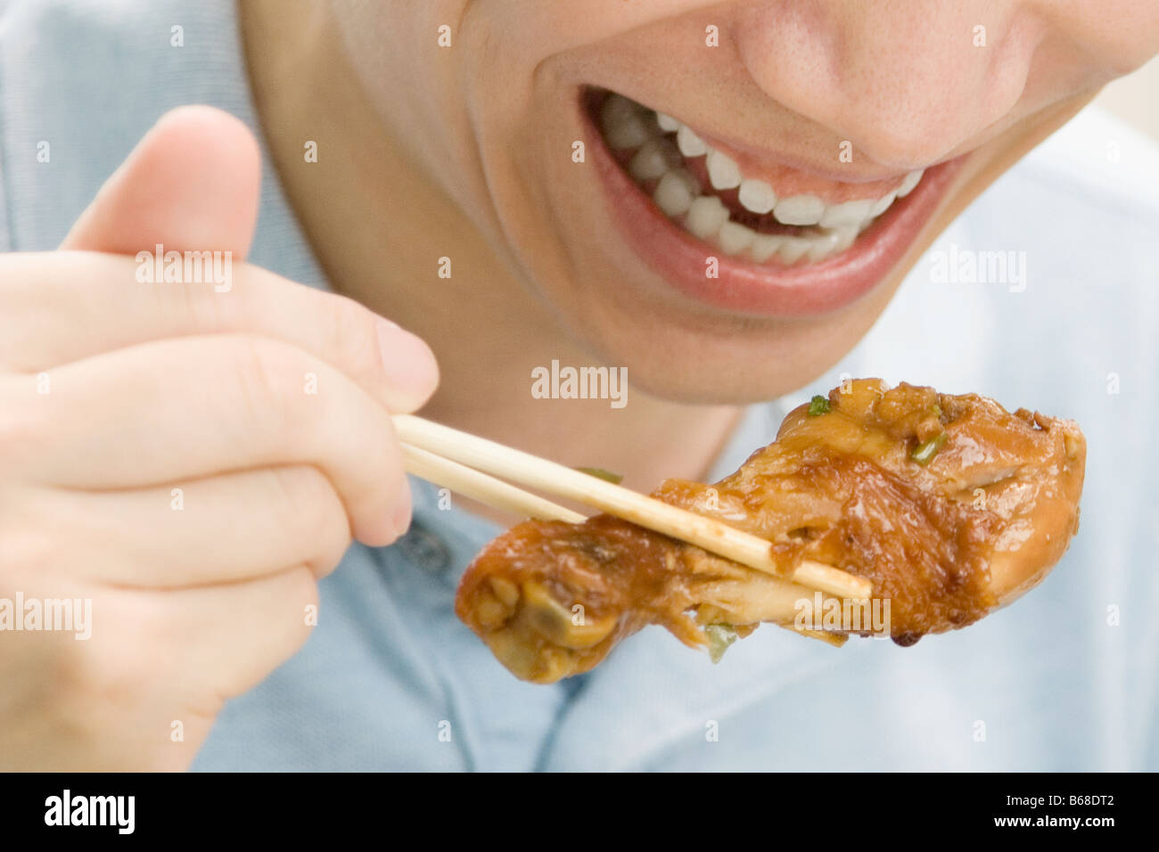 Nahaufnahme von einem männlichen Büroangestellten Fleisch mit Stäbchen zu essen Stockfoto