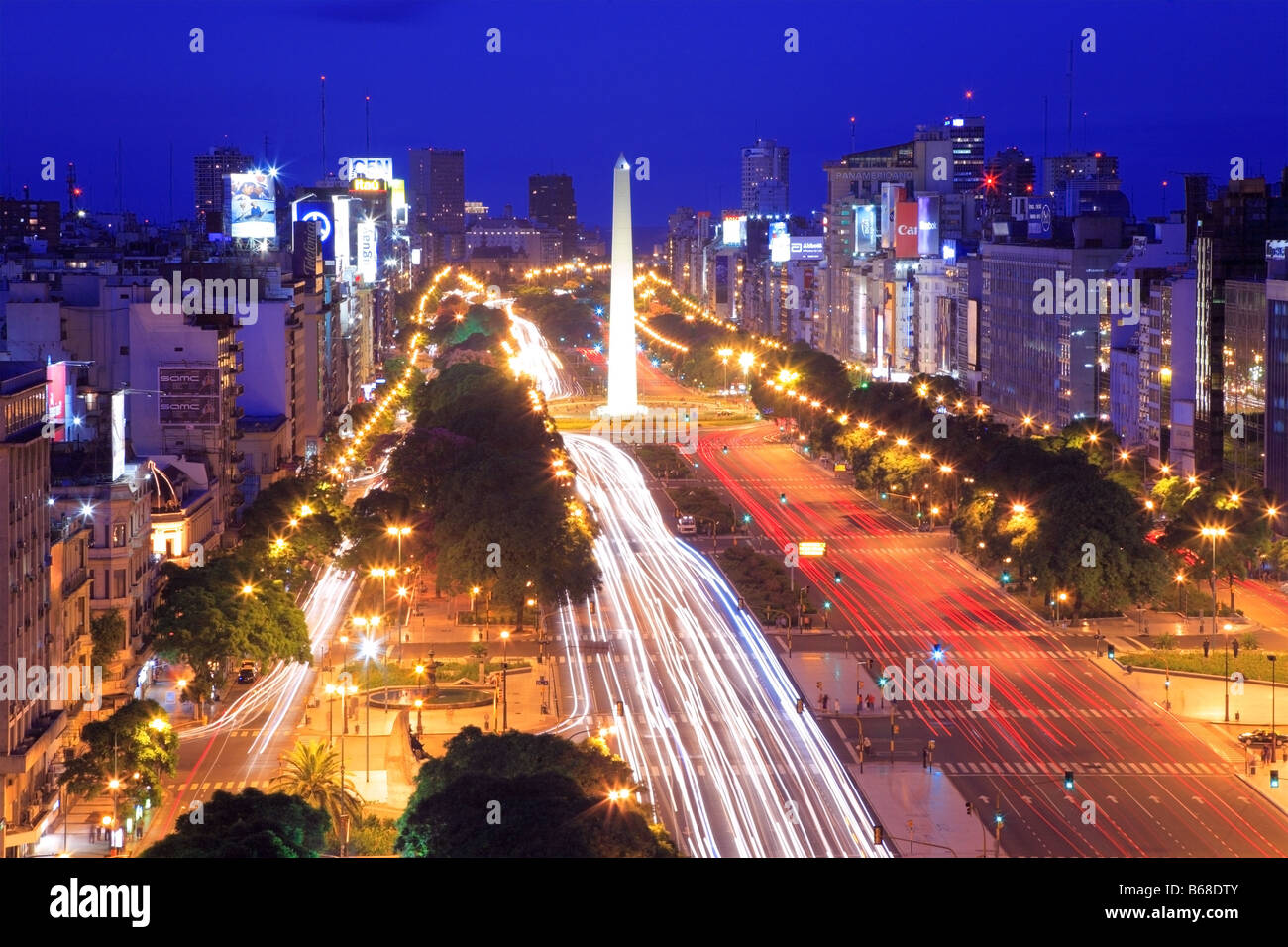 Luftaufnahme der Avenida 9 de Julio mit Obelisco Denkmal, in der Dämmerung, mit Auto leuchtet Spuren. Langzeitbelichtung Buenos Aires, Argentinien Stockfoto