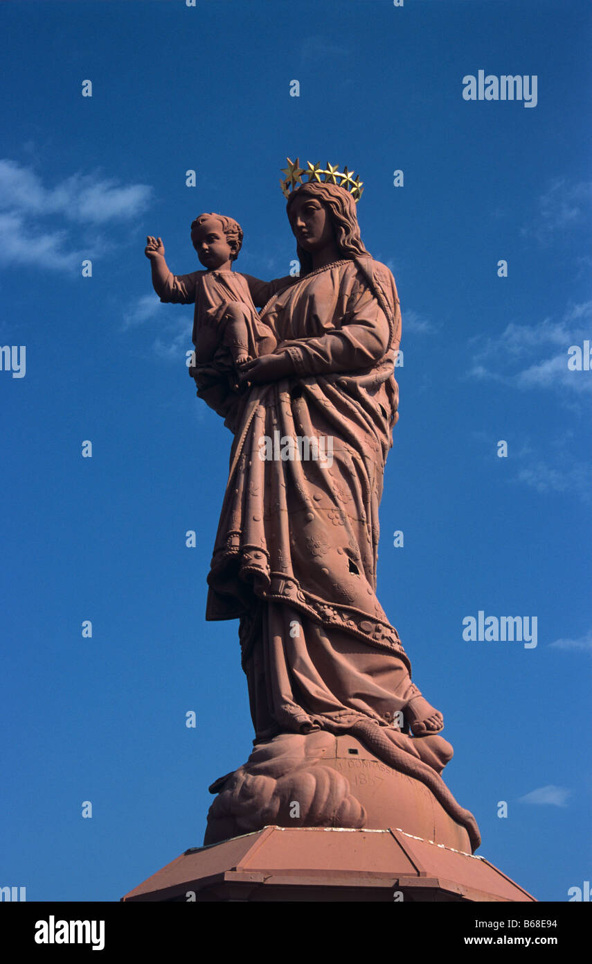 16 Meter hohe gusseiserne Statue von Mary & Kind, Notre Dame de France (1860), Rocher Corneille, Le Puy-En-Velay, Frankreich Stockfoto