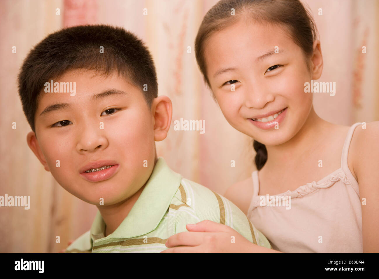 Bildnis eines Knaben mit seiner Schwester lächelnd Stockfoto