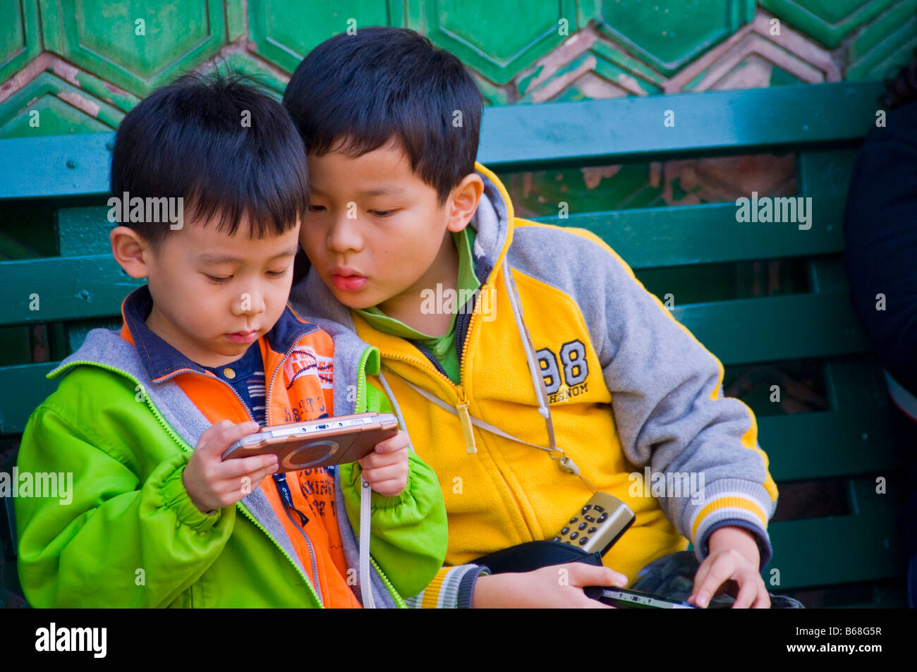 Chinesische Kinder spielen elektronische Spiel Beijing-China Stockfoto