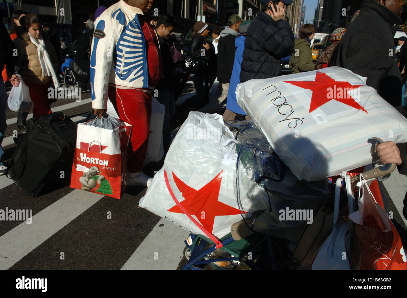 Horden von Käufern in Herald Square in New York außerhalb Macy s auf der Suche nach Schnäppchen am schwarzen Freitag Stockfoto