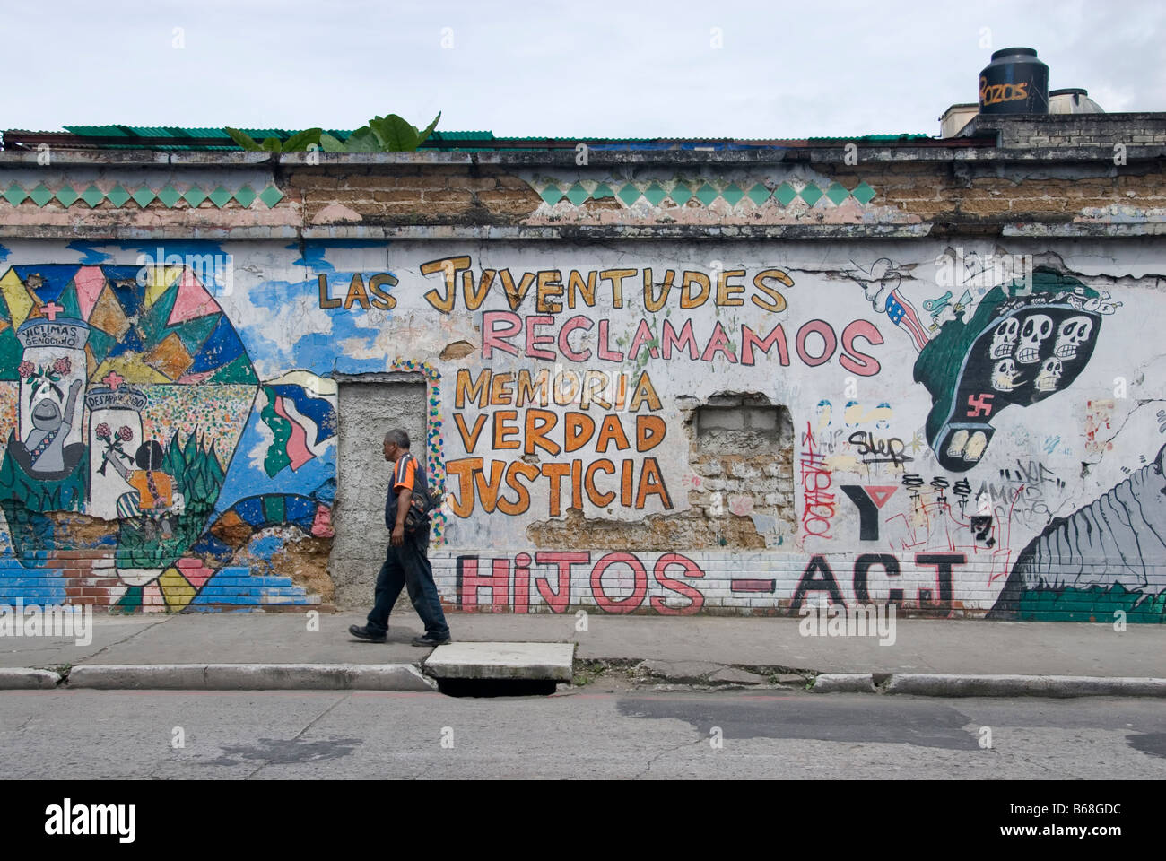Wand in Guatemala-Stadt mit politischen Graffiti bedeckt Stockfoto