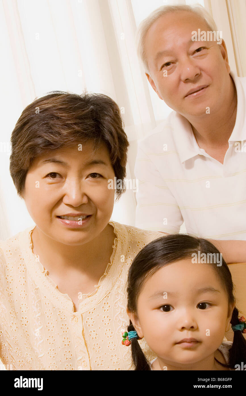 Porträt von ein älteres Paar mit ihrer Enkelin Stockfoto