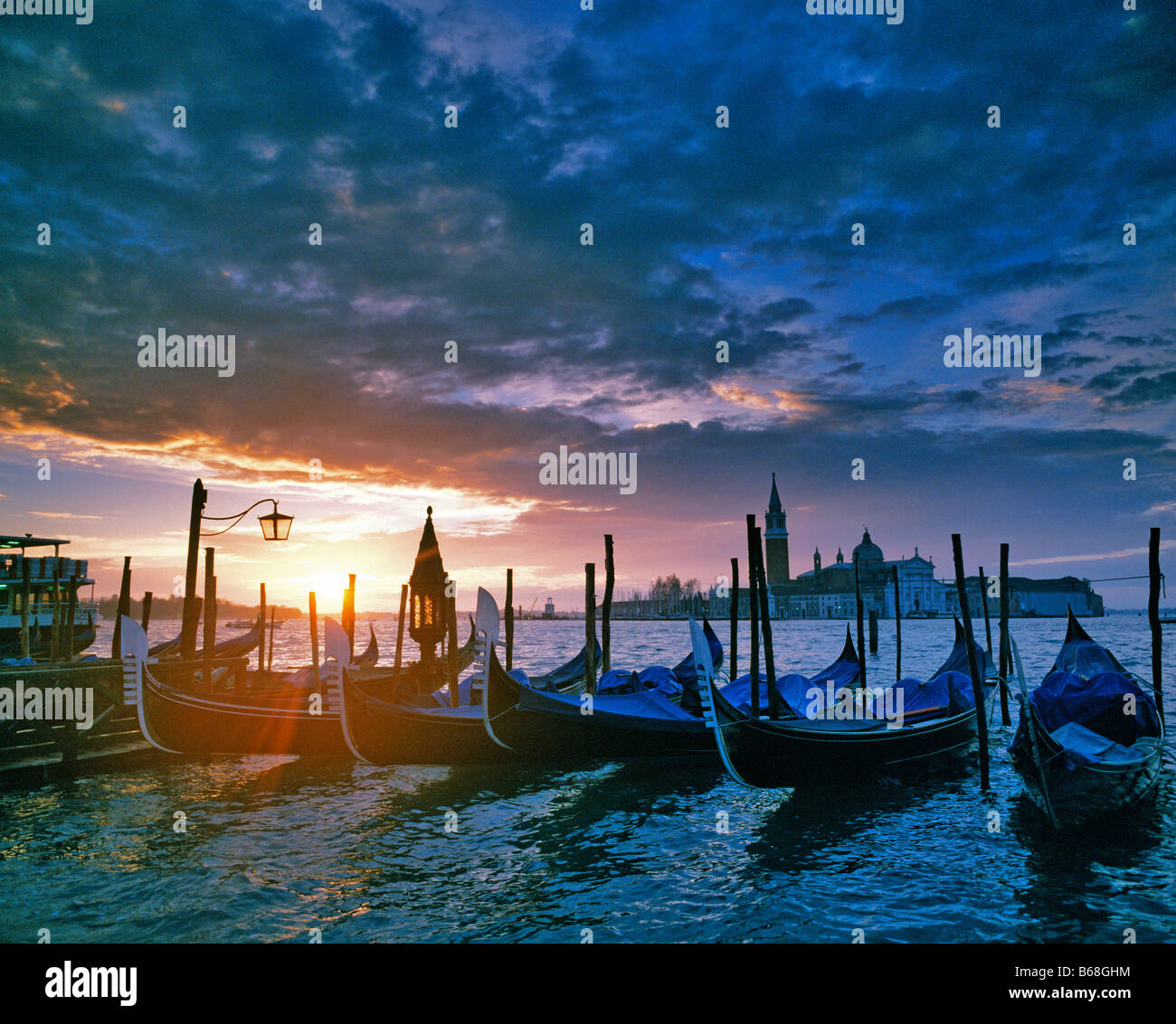 Sunrise entlang der San Marco Canal Venedig Italien gesehen von Piazza San Marco Gondeln am Kanalufer 67 H I C Adria Stockfoto