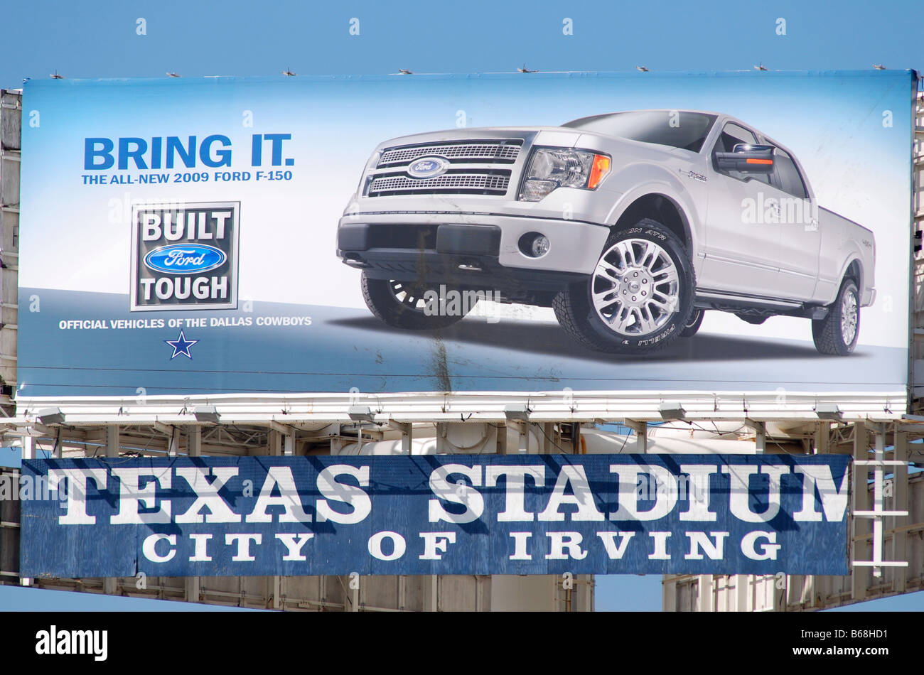 Ford-Werbung auf einer Plakatwand im Texas Stadium in Irving, Texas Stockfoto