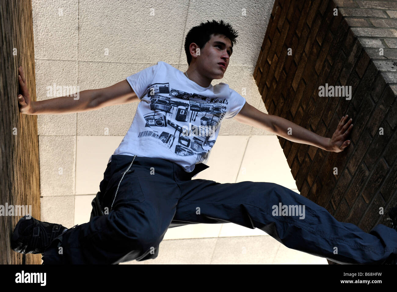 Danny Darwin zeigt freilaufend (Parkour) Techniken am Südufer. London Stockfoto