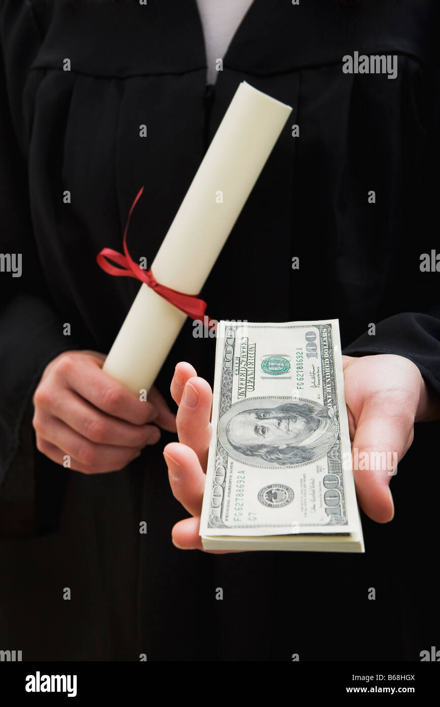 Studentin mit Geld und Diplom, Mittelteil Stockfoto