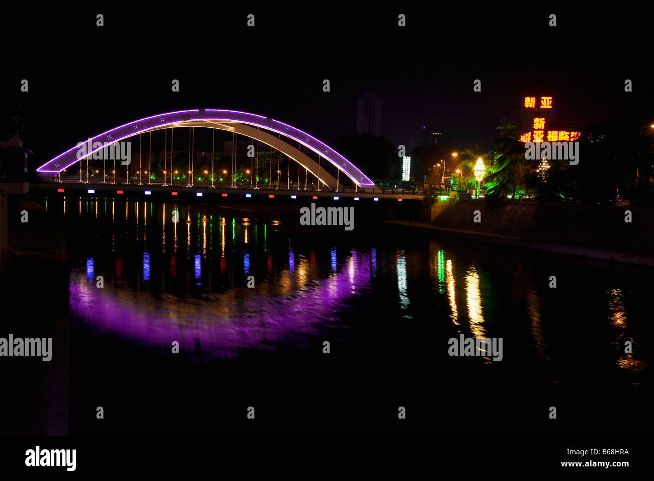 Reflexion von einer Brücke in einen Fluss, Hefei, Anhui, China Stockfoto