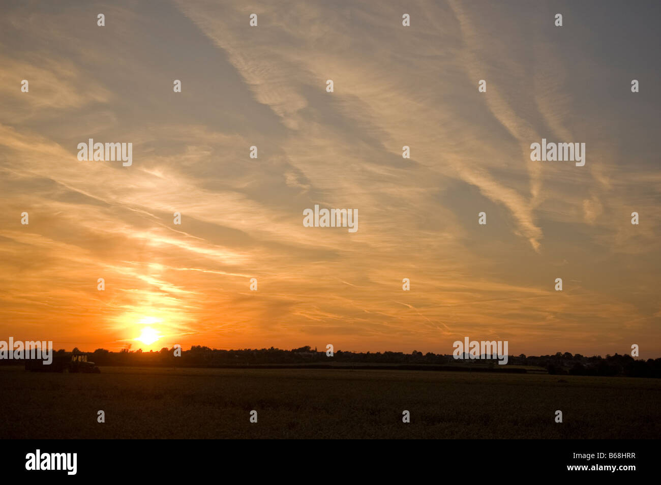 Landschaft Sonnenuntergang mit Kondensstreifen Stockfoto