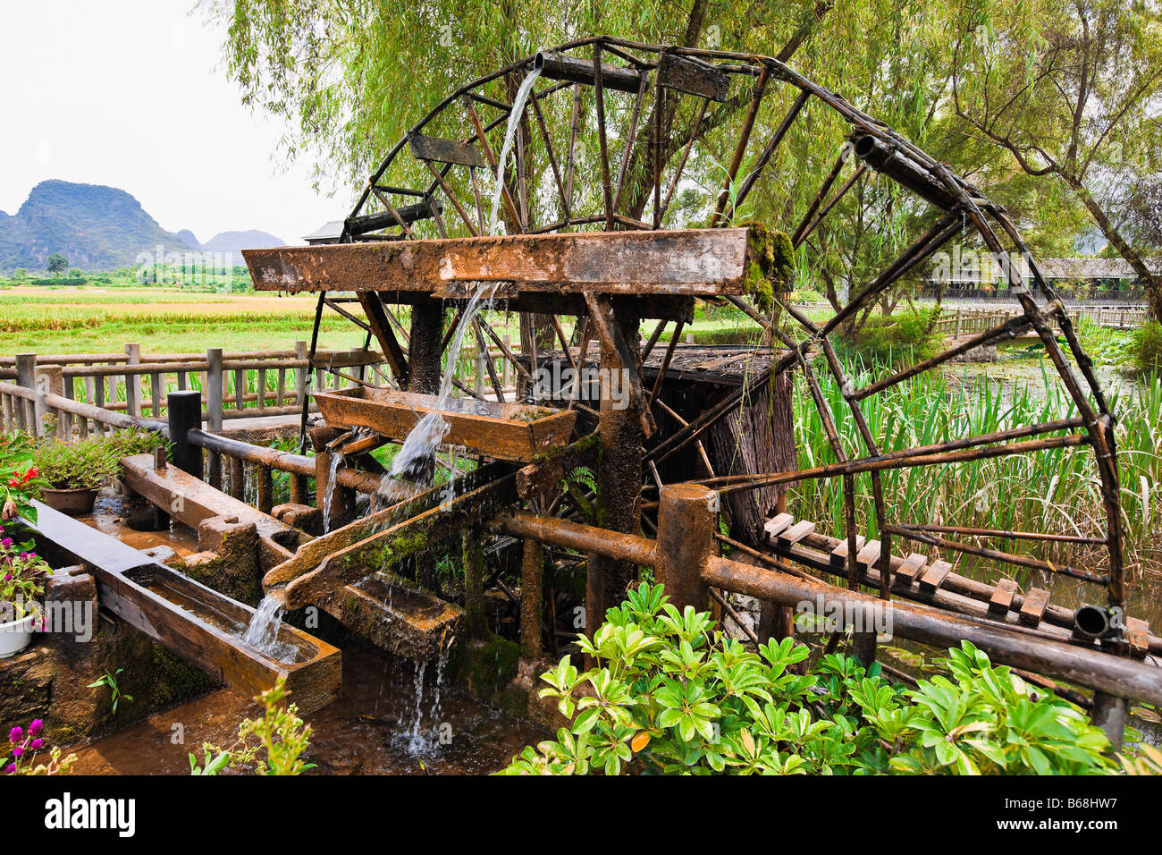 Wassermühle in einem Feld, Yangshuo, Provinz Guangxi, China Stockfoto