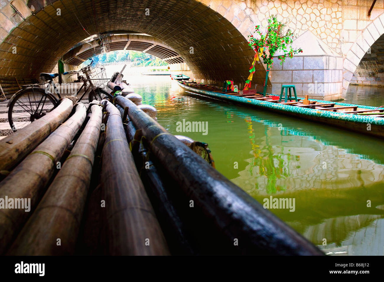 Bambus-Floß und einem Boot in einem Fluss, Guilin, Provinz Guangxi, China Stockfoto