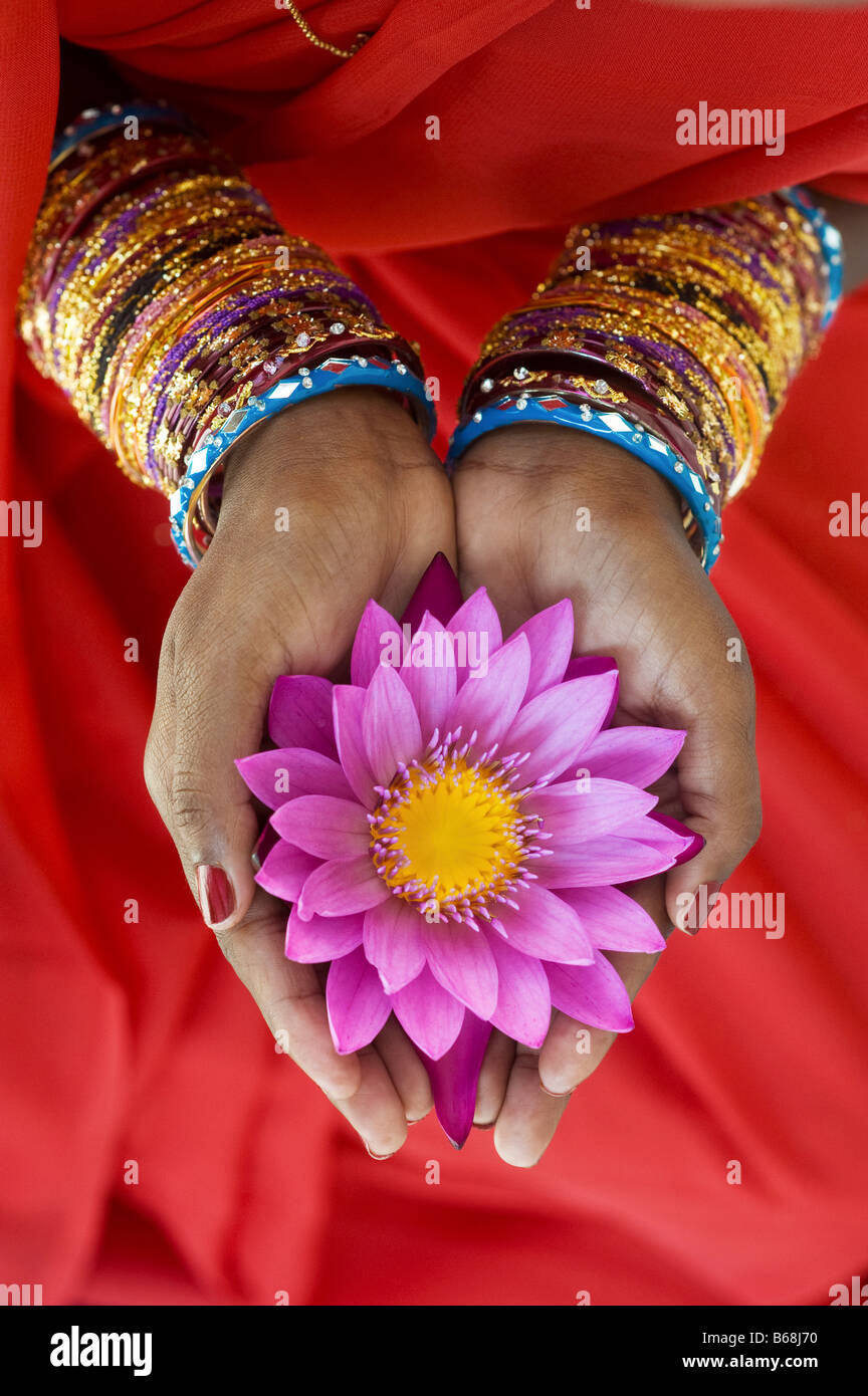 Indische Frau bietet eine Nymphaea tropische Seerose Blume in ihrer hohlen Hand. Andhra Pradesh, Indien Stockfoto