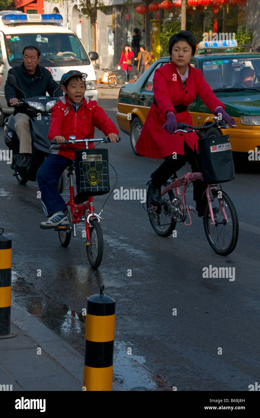 Mutter und Sohn Sohn Fahrräder Peking China Stockfoto