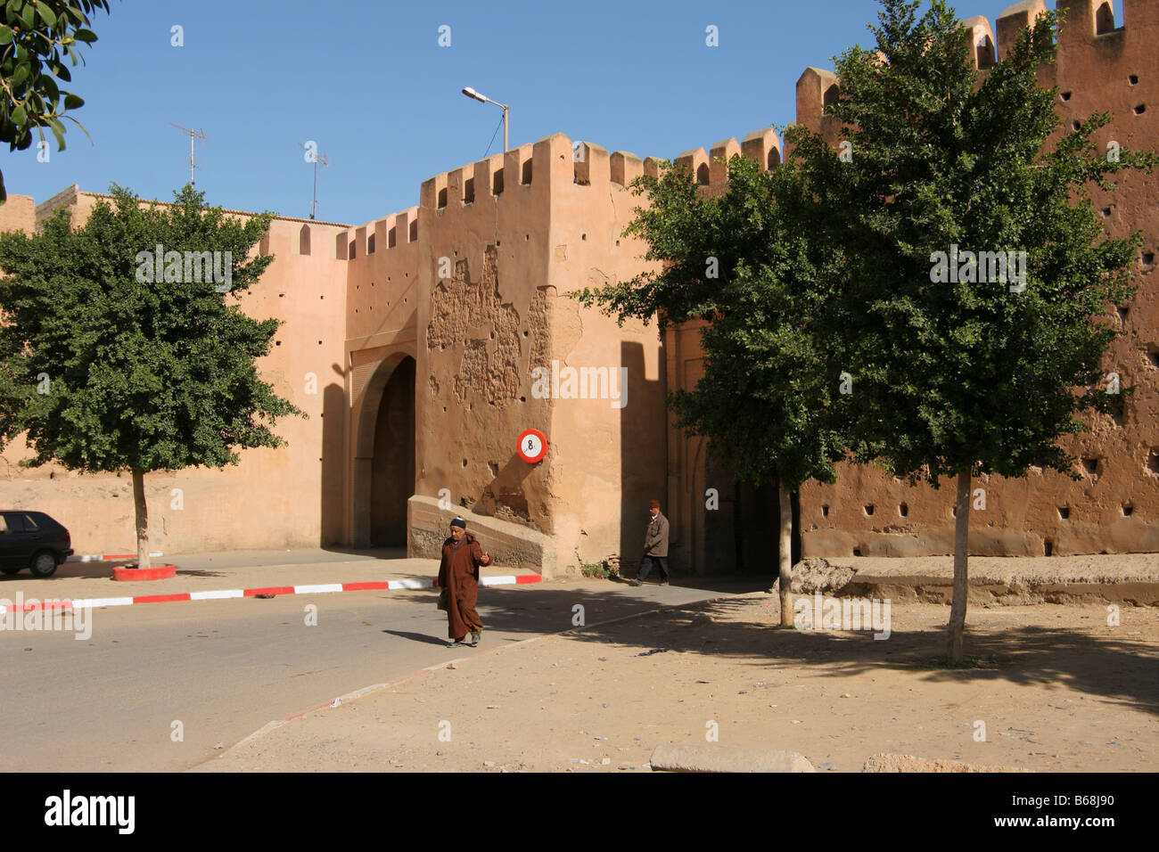 Eingang zur Stadt Taroudannt. Stadtmauer mit einem Tor. Stockfoto