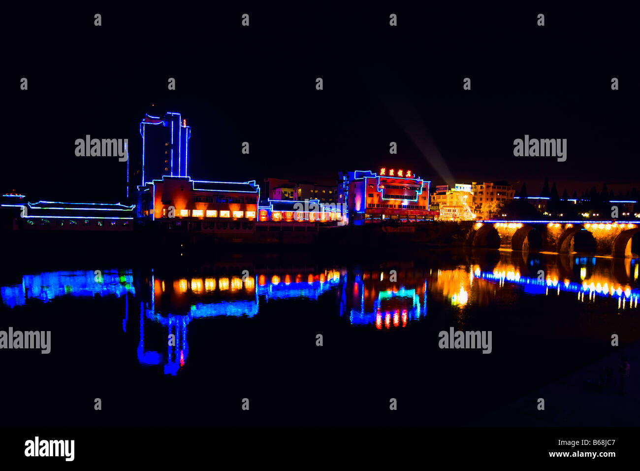 Gebäude leuchtet in der Nacht, Tunxi Bezirk, Provinz Anhui, China Stockfoto