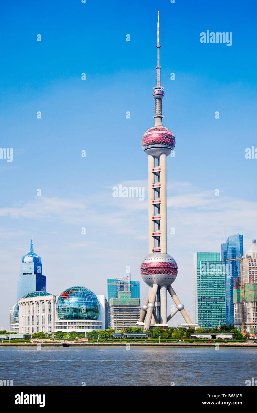 Gebäude an der Uferpromenade, Oriental Pearl Tower, Shanghai, China Stockfoto