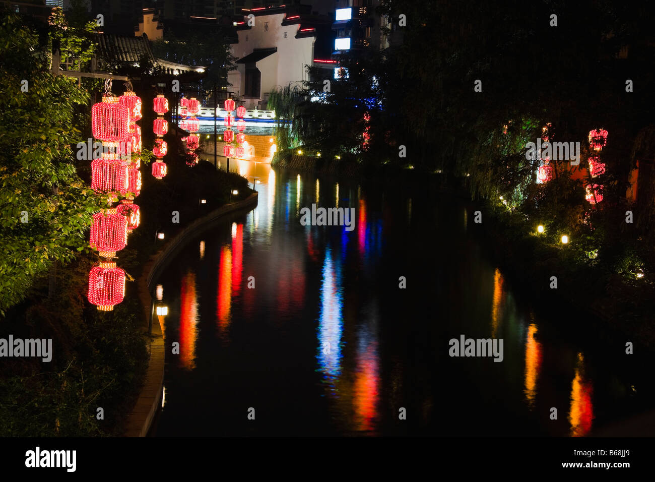 Reflexion der chinesischen Laternen in Wasser, Nanjing, Provinz Jiangsu, China Stockfoto
