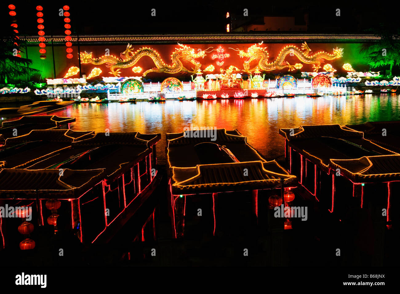 Gebäude leuchtet in der Nacht, Nanjing, Provinz Jiangsu, China Stockfoto