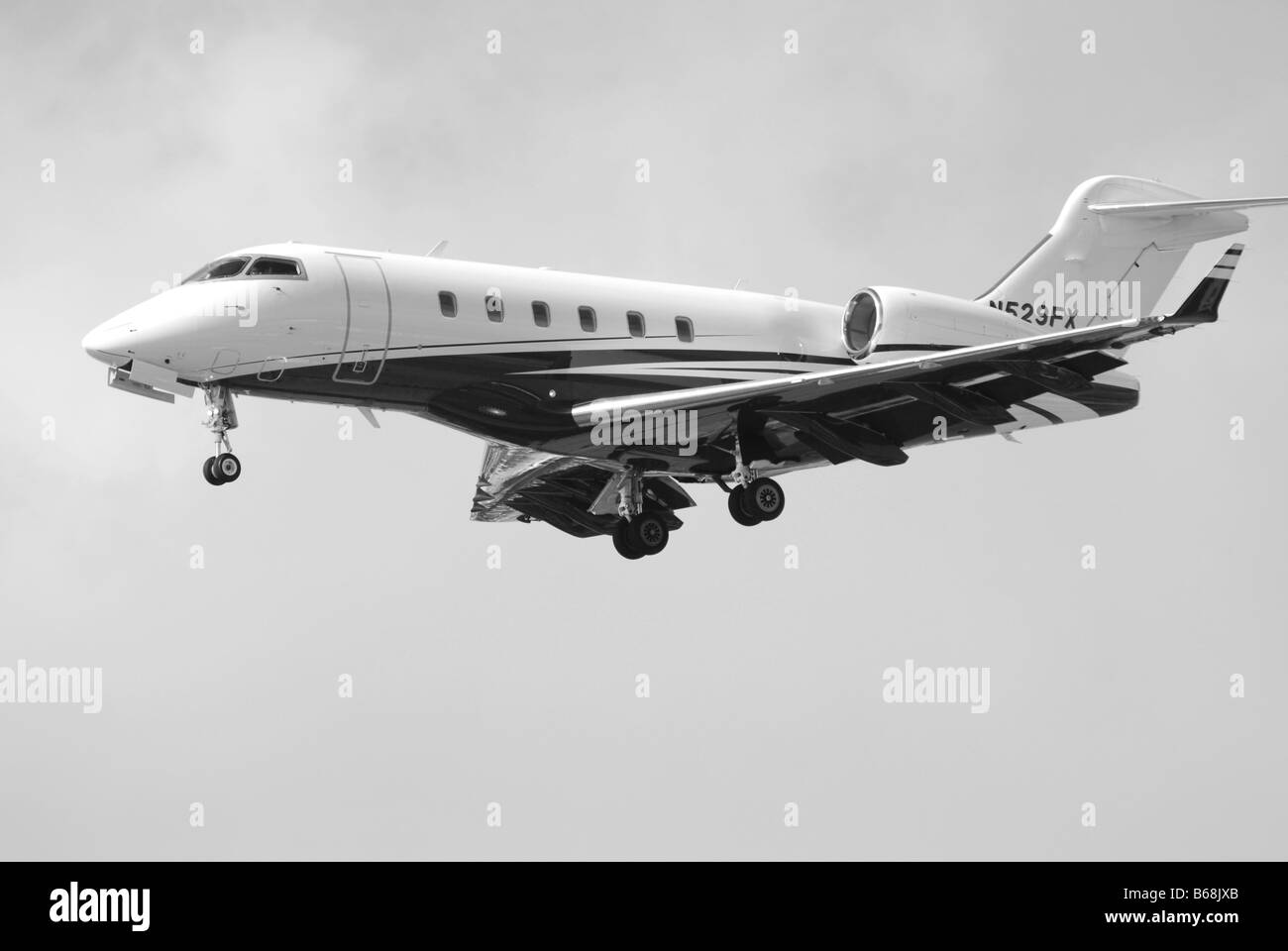 Private Business-Jet, die Landung auf einem Flughafen (Seitenansicht) Stockfoto