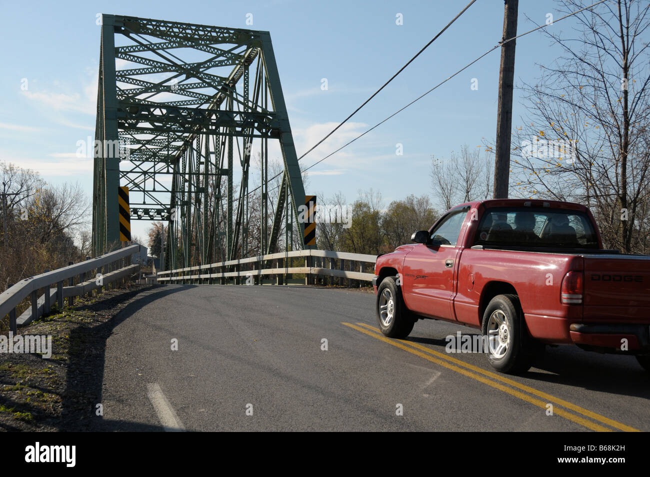 Roten Pickup nähert sich Stahl einspurige Brücke über den Erie-Kanal. Stockfoto