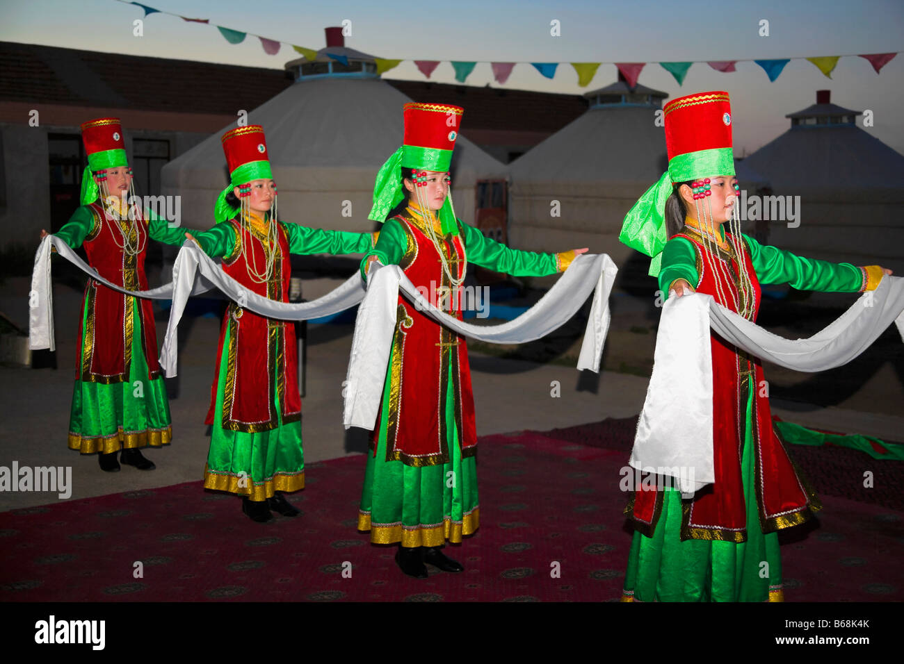 Vier junge Frauen tanzen, Innere Mongolei, China Stockfoto