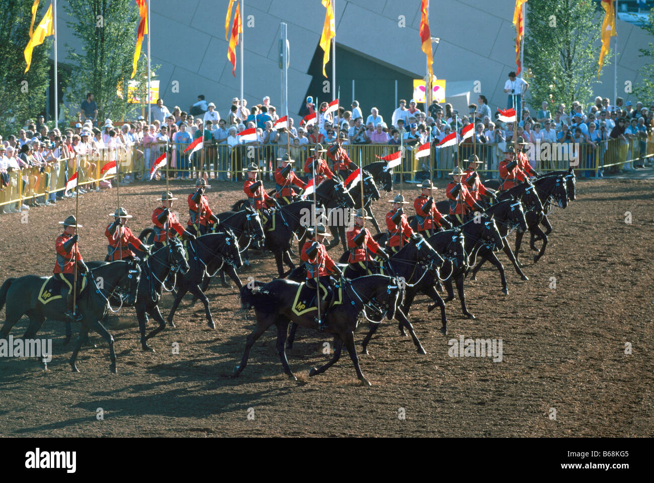 Die (RCMP) Royal Canadian Mounted Police Durchführung ihrer berühmten musikalischen Fahrt in British Columbia Kanada Stockfoto