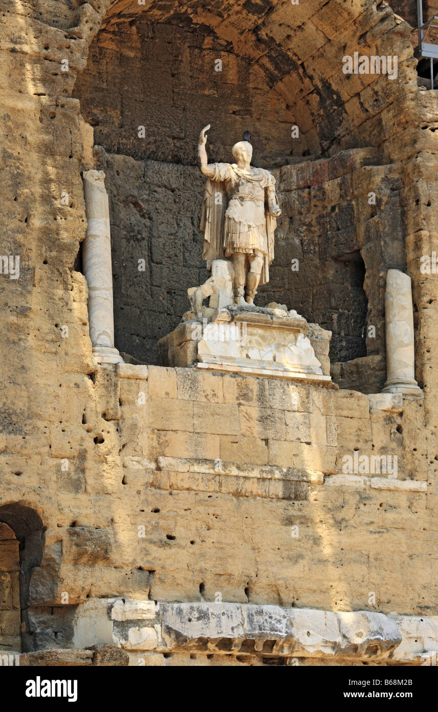 Statue von Caesar im römischen Theater, UNESCO-Weltkulturerbe, Orange, Vaucluse, Provence, Frankreich Stockfoto