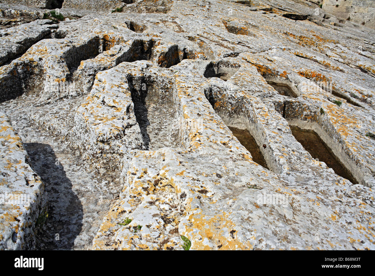 Felsen-Gräber (11-14. Jh.), Montmajour Abtei, in der Nähe von Arles, Provence, Frankreich Stockfoto
