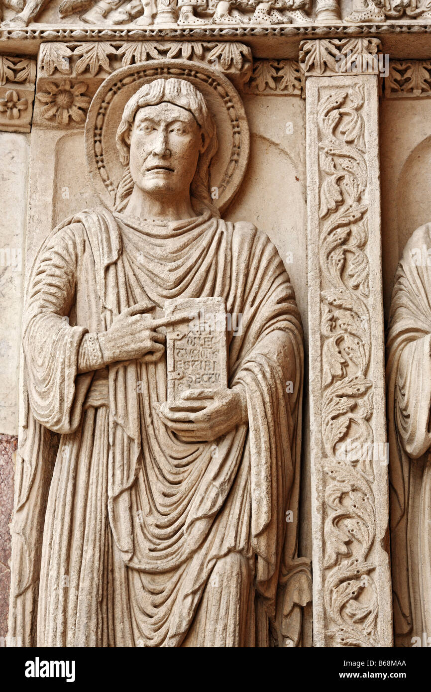 Romanische Stein Flachrelief auf Portal der Heiligen Trophimus Kathedrale (1170-1180), Arles, Provence, Frankreich Stockfoto