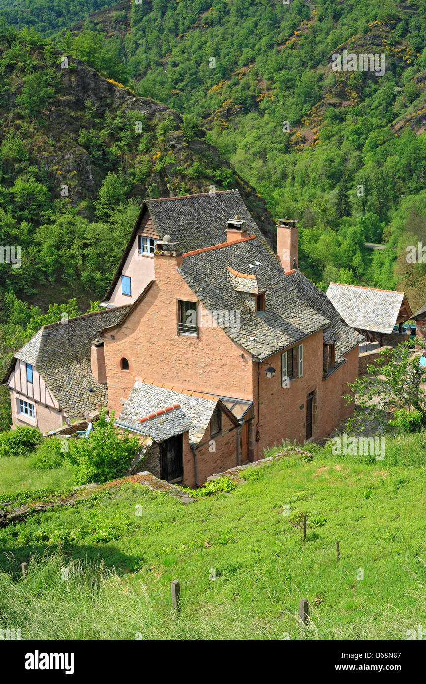 Stadtarchitektur, Landhaus mit traditionellen Schieferdach, Conques, Frankreich Stockfoto